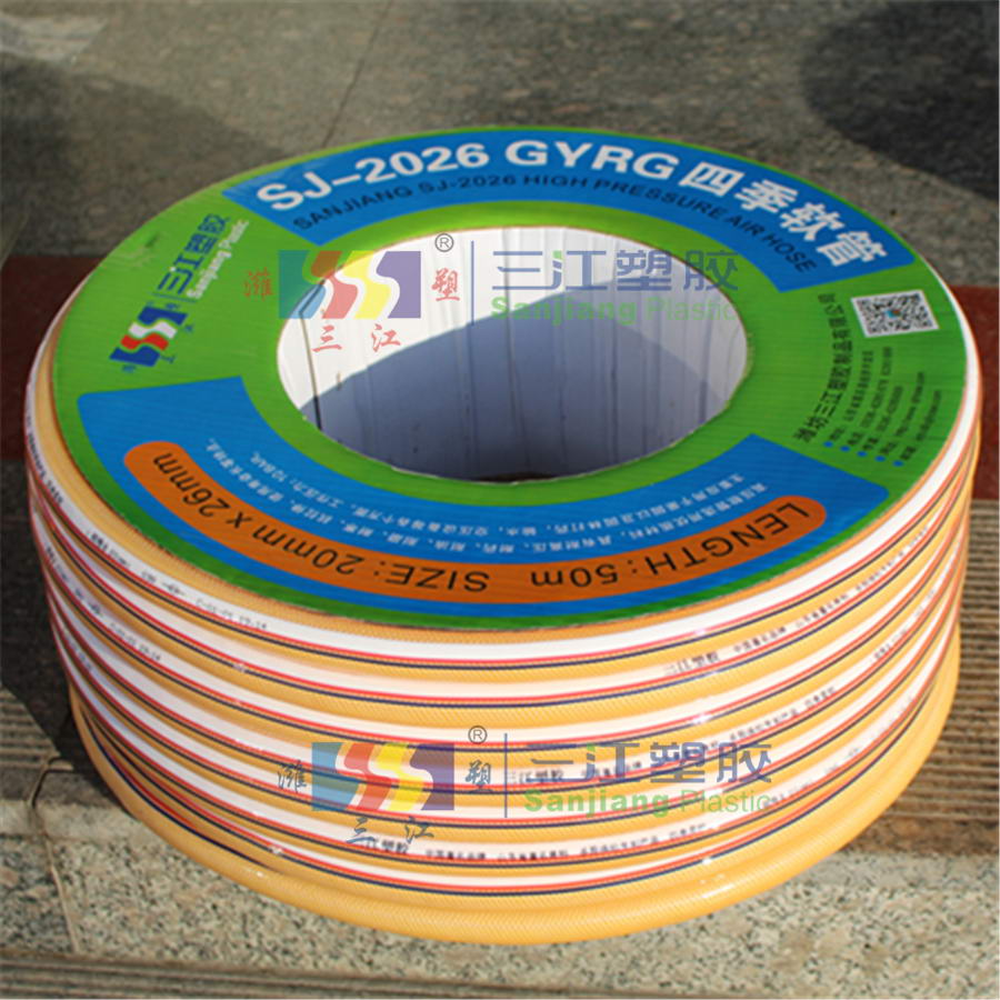 濰坊三江塑膠制品有限公司注冊(cè)資本三千萬(wàn)元，（前身為濰坊三江塑料廠(chǎng)，成立于2001年）本公司“濰塑三江”商標(biāo)榮獲“山東省著名商標(biāo)”，“中國(guó)著名品牌”稱(chēng)號(hào)，是PVC鋼絲螺旋增強(qiáng)軟管、合股滌綸纖維增強(qiáng)軟管、單層透明軟管、抗扭曲鉤編管，特制高壓管、花園管、耐高溫管、水帶、復(fù)合靜電管、食品管、真空專(zhuān)用管等各種pvc軟管的專(zhuān)業(yè)生產(chǎn)企業(yè)。同時(shí)也是塑料加工機(jī)械的專(zhuān)業(yè)生產(chǎn)和營(yíng)銷(xiāo)公司，我們的機(jī)械包括各種擠出軟管生產(chǎn)線(xiàn)、造粒機(jī)以及鋼絲成型機(jī)和繞線(xiàn)機(jī)等。
公司自創(chuàng)立以來(lái)，一貫堅(jiān)持“誠(chéng)信經(jīng)營(yíng)、質(zhì)量第一、真誠(chéng)服務(wù)、友好合作”的經(jīng)營(yíng)理念，發(fā)揚(yáng)“團(tuán)結(jié)拼博、求實(shí)創(chuàng)新、不斷進(jìn)取、追求卓越”的企業(yè)精神，公司規(guī)模不斷擴(kuò)大、效益不斷增長(zhǎng)。目前，公司已建成高標(biāo)準(zhǔn)廠(chǎng)房3處，廠(chǎng)房總面積達(dá)10000平方米，共有軟管生產(chǎn)線(xiàn)50條，年生產(chǎn)能力達(dá)26000噸。形成了“規(guī)格全、品種多、批量大、交貨快”的企業(yè)特色形象。
為確保產(chǎn)品質(zhì)量，增強(qiáng)市場(chǎng)竟?fàn)幜Γ粳F(xiàn)有專(zhuān)業(yè)技術(shù)人員50名（其中高級(jí)職稱(chēng)13名，中級(jí)職稱(chēng)28名）。組建了新產(chǎn)品研發(fā)中心、塑機(jī)設(shè)備研發(fā)中心和產(chǎn)品質(zhì)量檢驗(yàn)所。公司生產(chǎn)的“三江”、“SANJIANGYUE”兩大品牌系列軟管已通過(guò)ISO9001：2008質(zhì)量體系認(rèn)證，歐盟的ROHS、REACH認(rèn)證、PAHS認(rèn)證，食品級(jí)產(chǎn)品通過(guò)美國(guó)FDA檢測(cè)，中國(guó)檢驗(yàn)檢疫局檢測(cè)產(chǎn)品不含18項(xiàng)塑化劑，通過(guò)山東省檢驗(yàn)檢疫局的飲用水標(biāo)準(zhǔn)，在國(guó)內(nèi)具有較高的知名度和市場(chǎng)占有率。
公司擁有自主進(jìn)出口經(jīng)營(yíng)權(quán)，一流的品質(zhì)，合理的價(jià)格，深受廣大國(guó)內(nèi)外客戶(hù)的喜愛(ài)，產(chǎn)品遠(yuǎn)銷(xiāo)英國(guó)，美國(guó)，德國(guó)，意大利，俄羅斯，等五大洲的三十多個(gè)國(guó)家和地區(qū)。公司位于山東昌樂(lè)經(jīng)濟(jì)技術(shù)開(kāi)發(fā)區(qū)內(nèi)，緊靠309國(guó)道，南距膠濟(jì)鐵路500米，北距濟(jì)青高速公路2公里，交通十分便利，熱忱歡迎國(guó)內(nèi)外客商的光臨惠顧。